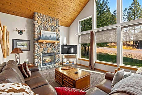 Dog-Friendly Ronald Vacation Rental Cabin!