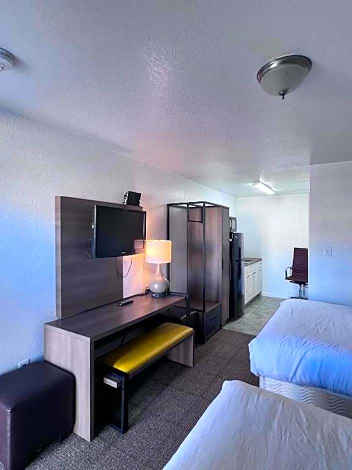 OYO Garden Inn and Suites Pearsall I-35 East