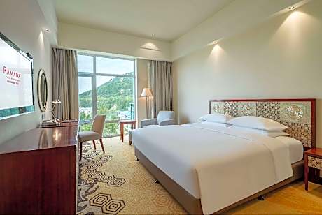 King Suite with Mountain View - Non-Smoking