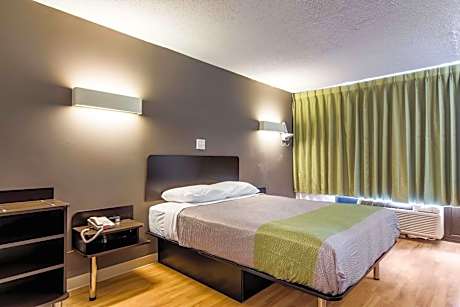 Deluxe Queen Room - Non-Smoking