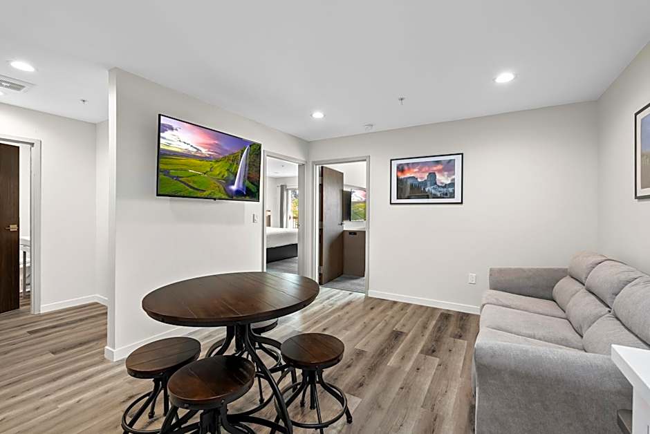 Sandpoint Hotel & Suites Downtown