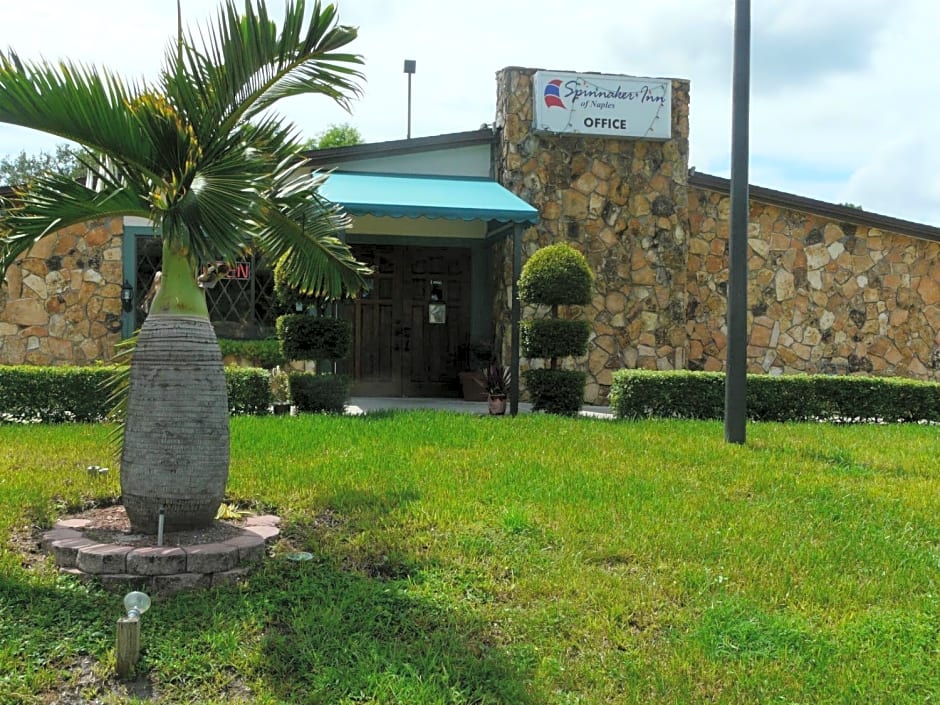 Spinnaker Inn of Naples