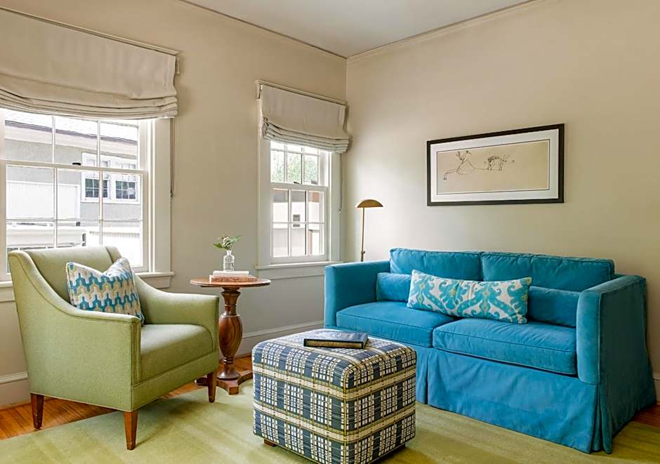 Oakhurst Inn at the University