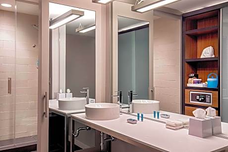 Room, 1 King Bed (Mobility Accessible, Tub)