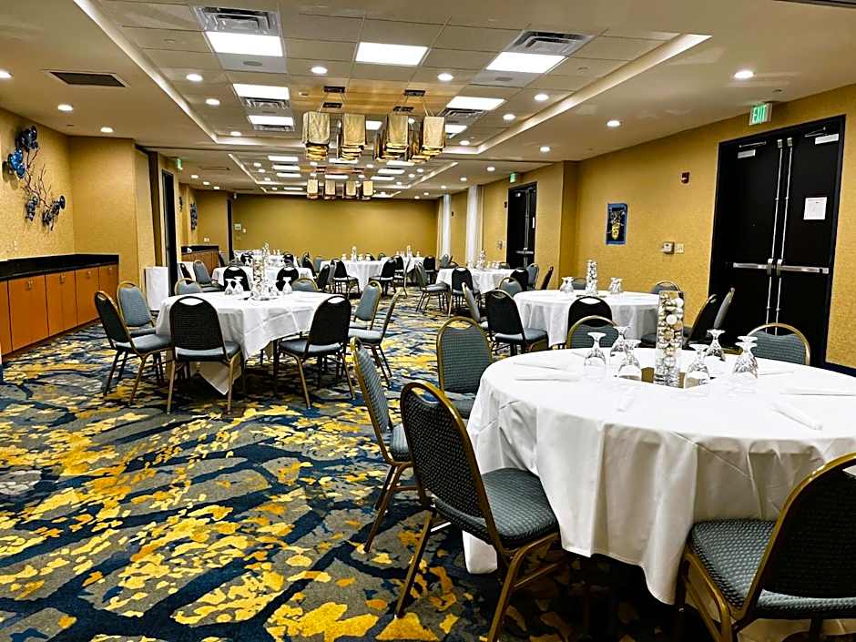 Holiday Inn Hotel & Suites Gateway By IHG