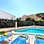 Residential cul-de-sac walking distance to centre, private pool, free AC wifi