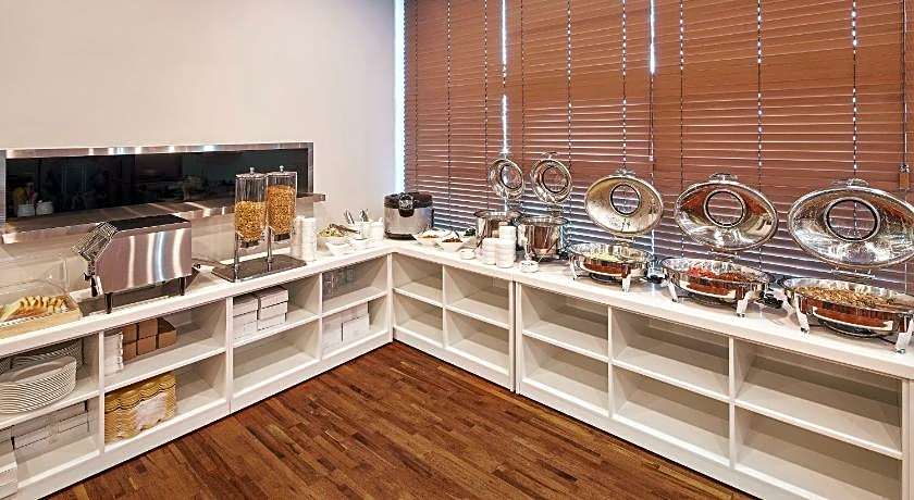 Westernbay Marina Hotel