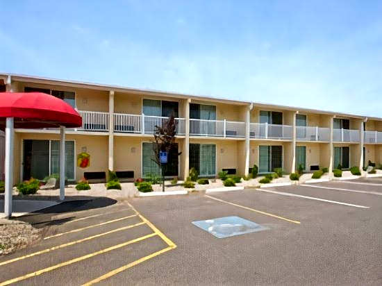 HomeSpring Inn & Studios