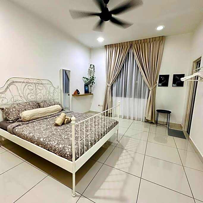 Rini residences 整栋双层排楼适合全家大小居住周边商店商场林立