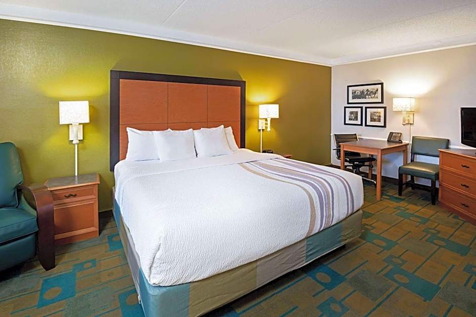 La Quinta Inn & Suites by Wyndham Mid-City