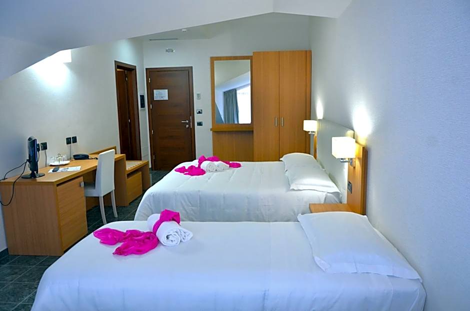 Photo 1 of 6 of Quadruple Room