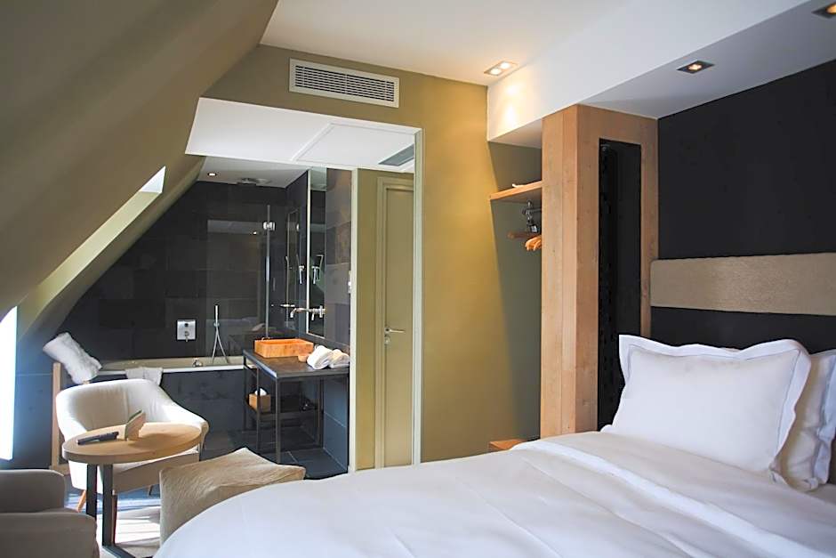 Hidden Hotel By Elegancia