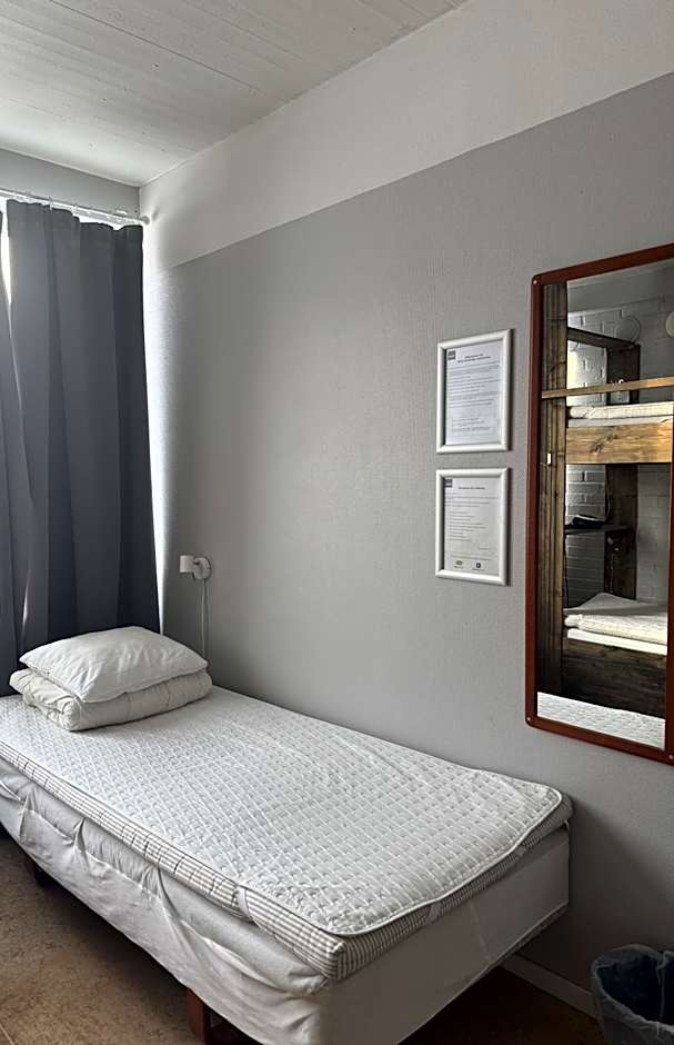 Foto 1 dari 4 — Family Room with Shared Bathroom (6 Adults)