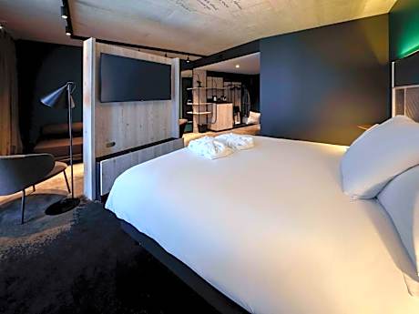 Junior King Suite with Lounge