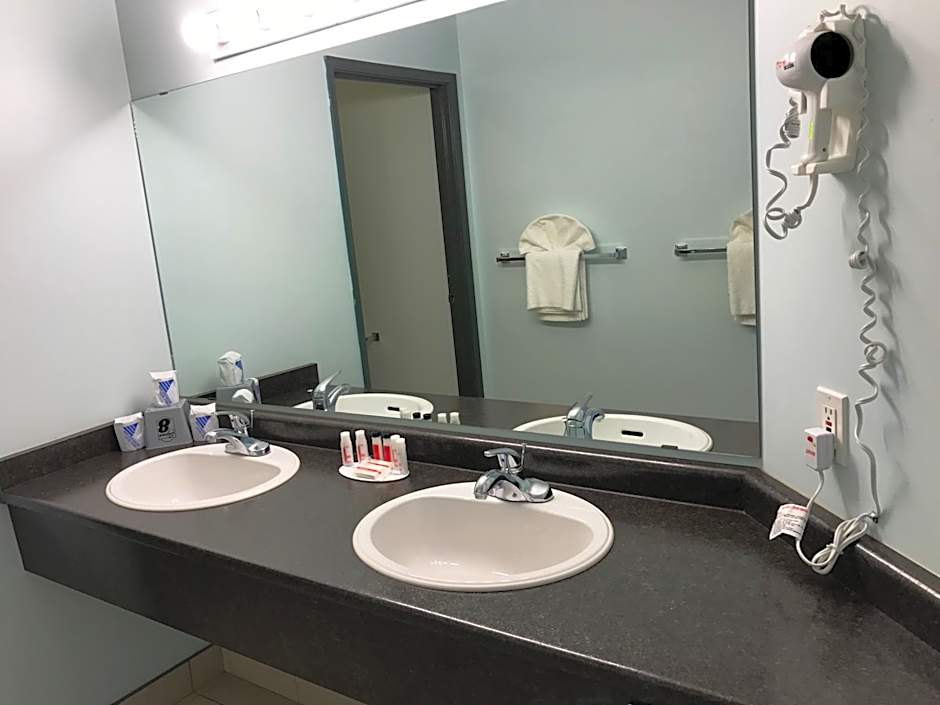 Super 8 by Wyndham Kindersley