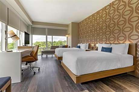 2 Queen Beds With Bathtub