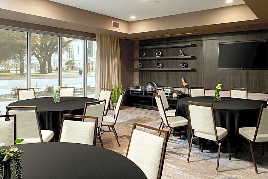 Courtyard by Marriott Dallas Downtown / Reunion District