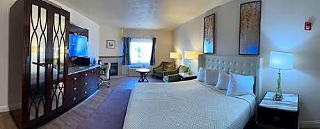 1 King Bed Junior Suite Jetted Tub Non-Smoking
