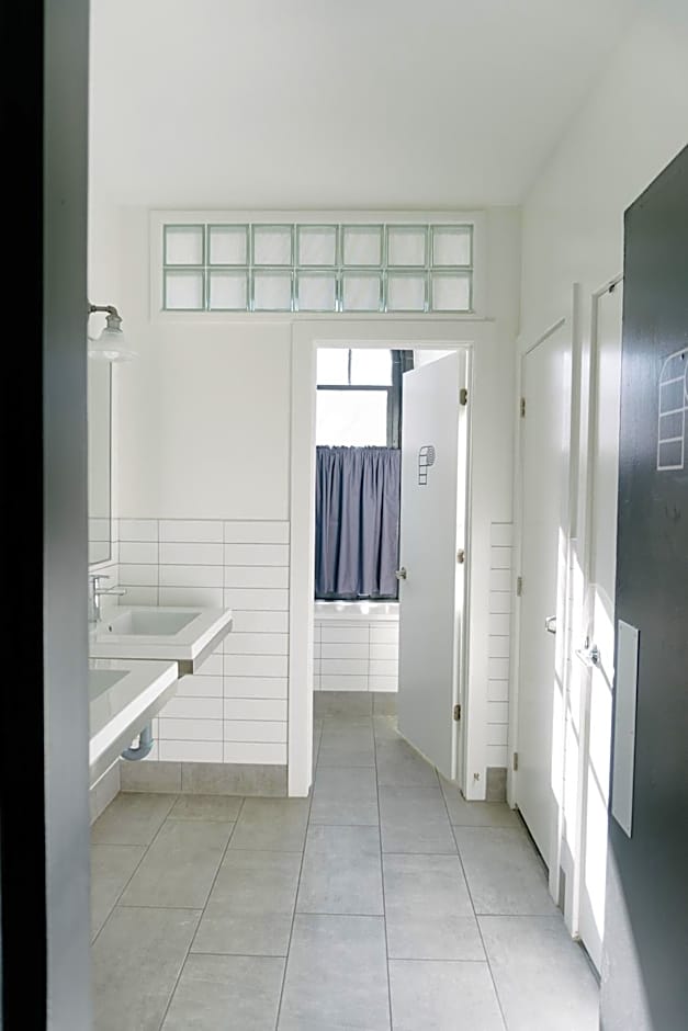 Saintlo Ottawa Jail Hostel