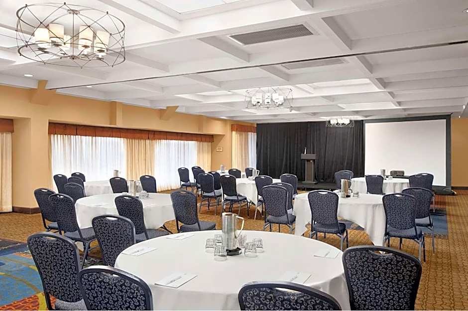 Embassy Suites by Hilton Kansas City Plaza