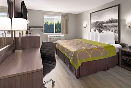 King Room with Bath Tub - Mobility Accessible/Non-Smoking