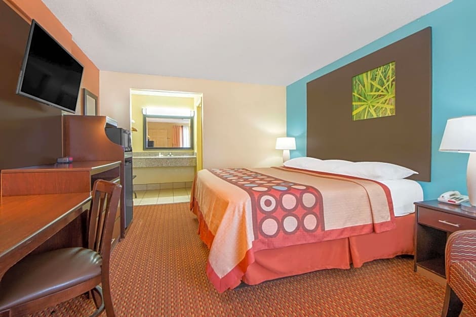 Super 8 by Wyndham Tulsa