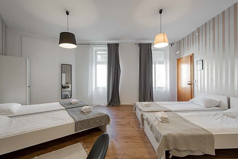 ROYAL ROOMS***