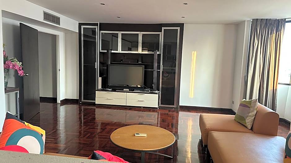 Omni Tower Nana Bangkok - Serviced Apartment on Sukhumvit Soi 4