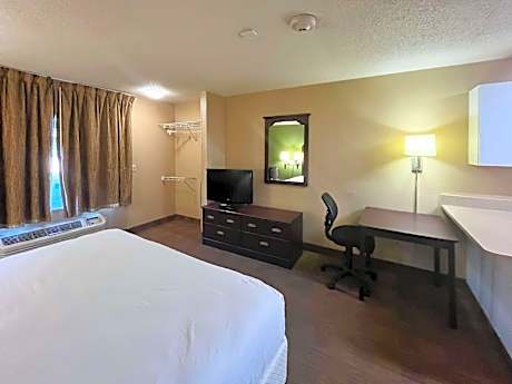 1 Queen Bed | Mobil Access Tub Nsmk Kitchen