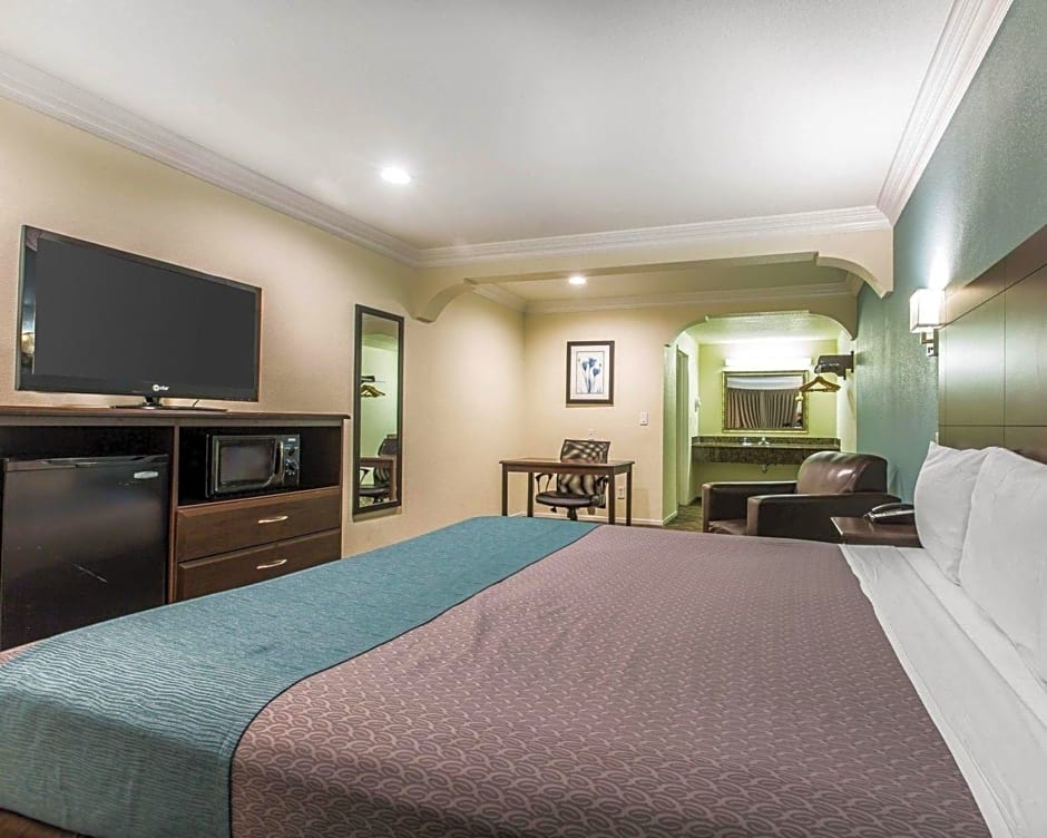 Rodeway Inn & Suites