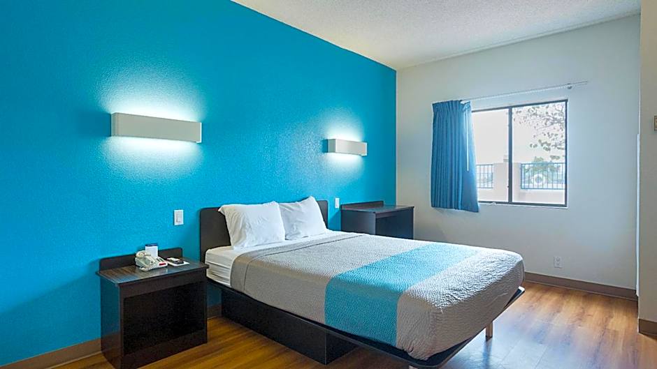 Photo 1 of 6 of 1 Queen Bed, Accessible, Roll in Shower