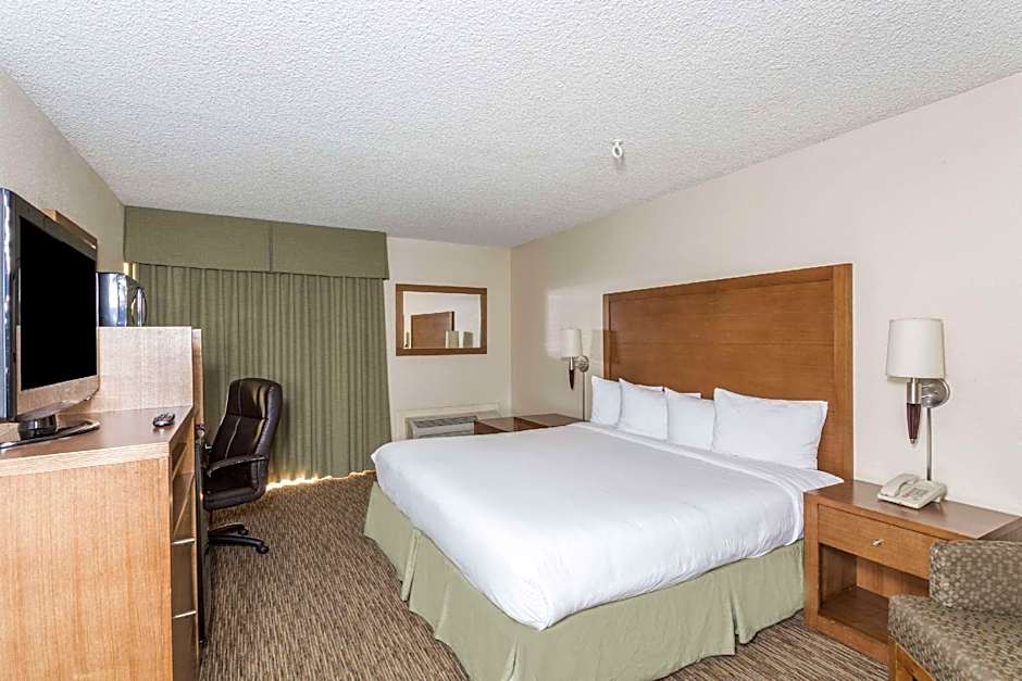 Days Hotel by Wyndham Peoria Glendale Area