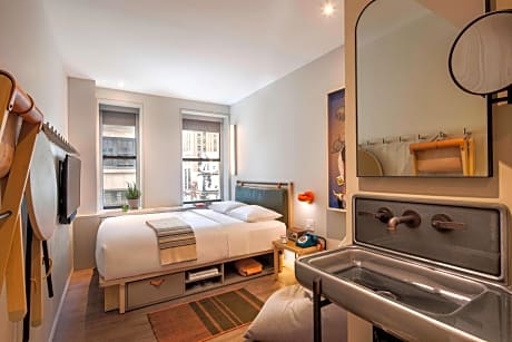 Queen Room - Mobility/Hearing Accessible w/Roll In Shower