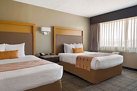 Suite-2 Queen Beds Non-Smoking Larger Room Kitchenette Full Breakfast
