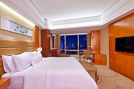 Westin Premier Room, Guest room, 1 King, Partial lake view