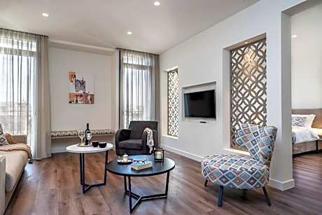 Urban Nest - Suites & Apartments