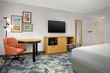 King Room with Accessible Tub - Mobility and Hearing Access/Non-Smoking
