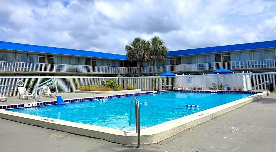 Days Inn by Wyndham Titusville Kennedy Space Center