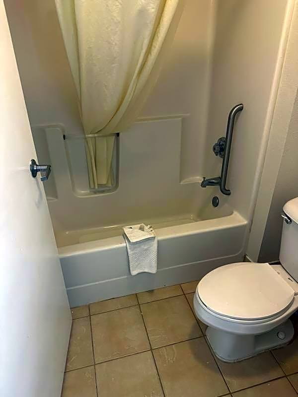 Magnolia Inn Extended Stay of Kingsland - New 2024 - Book a Kitchen Room - 12 Noon Check Out - Sleep In Late - Better Sleep - Ultra Sparkling - Pool open until until 4AM - Stay and Save Today - 24 Hour Front Desk - Premium Coffee Bar - Award Winning Inn