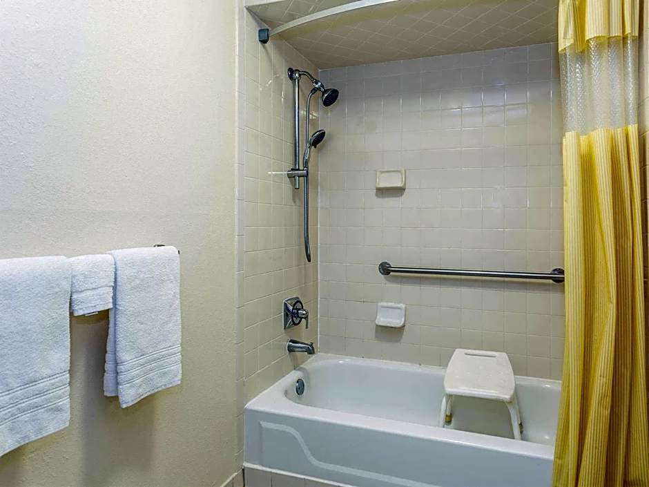 Days Inn by Wyndham Lake Park/Valdosta