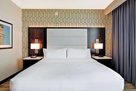 1 King 1Bdrm Mobility Access W/ Tub No Smok