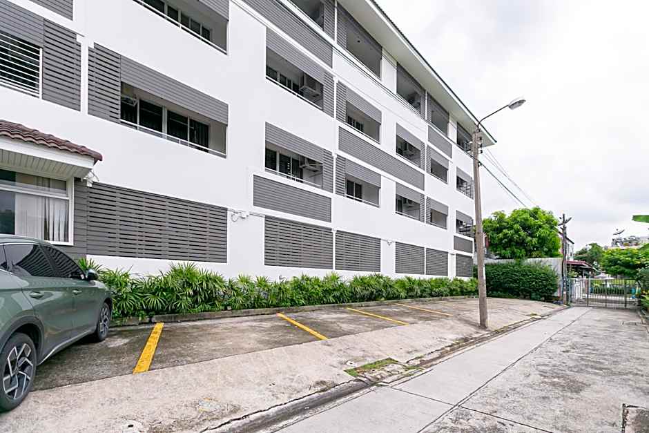 Ruan Plaisoi Apartment