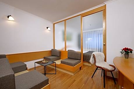 Family Room (2 Adults + 2 Children)