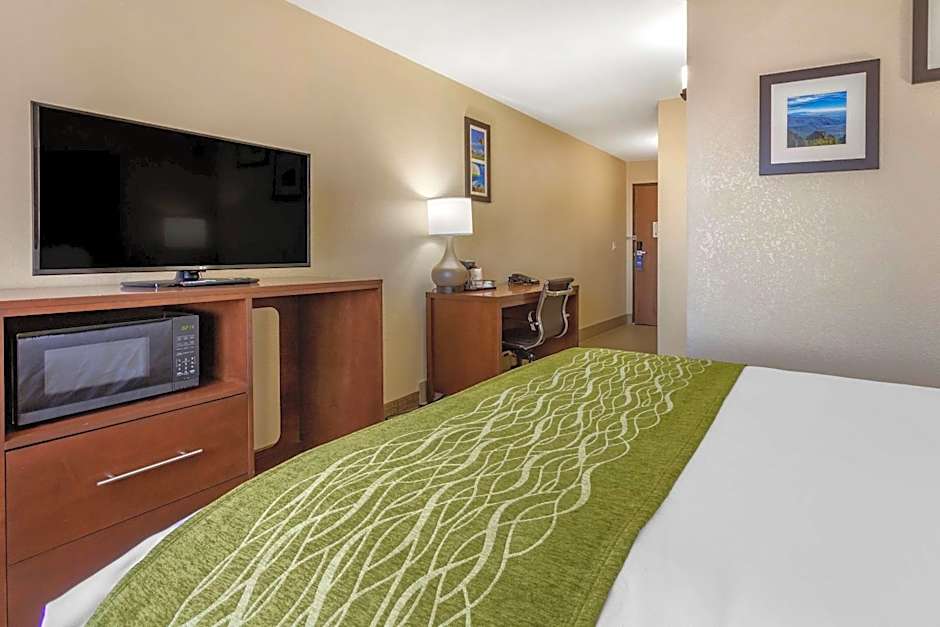 Comfort Inn & Suites Alameda at Albuquerque Balloon Fiesta Park