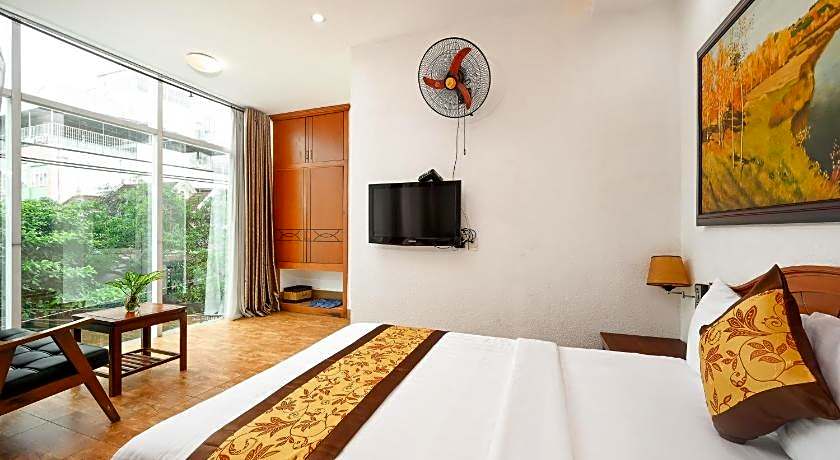 Queen Hotel Saigon Airport