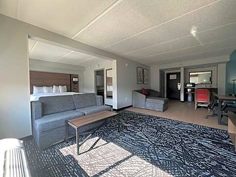 King Suite - Non-Smoking