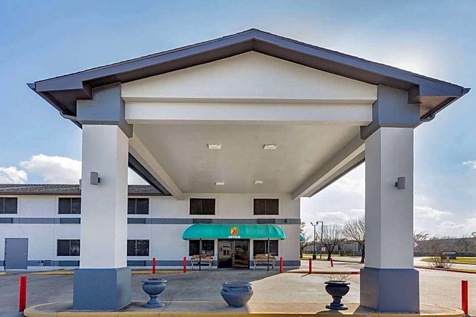 Super 8 by Wyndham League City/Kemah Area