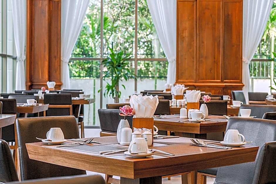 Sea Breeze Hotel & Villa