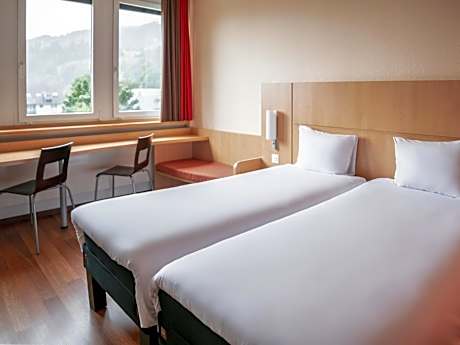 Standard Twin Room with Mountain View