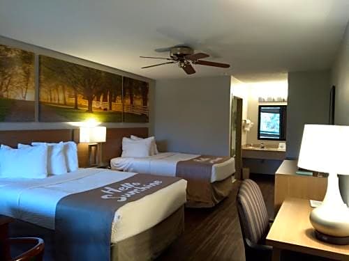 Days Inn & Suites by Wyndham Peachtree City